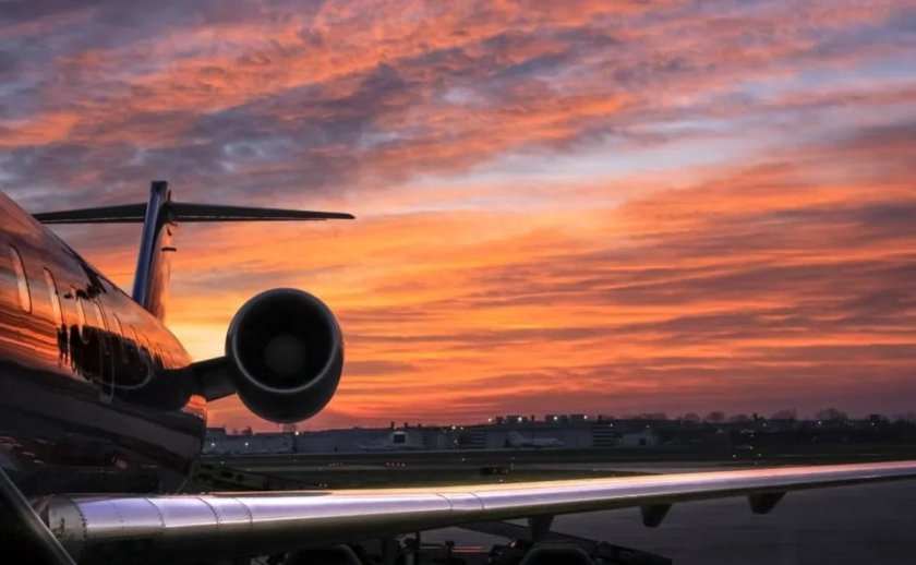 Самолет на закате