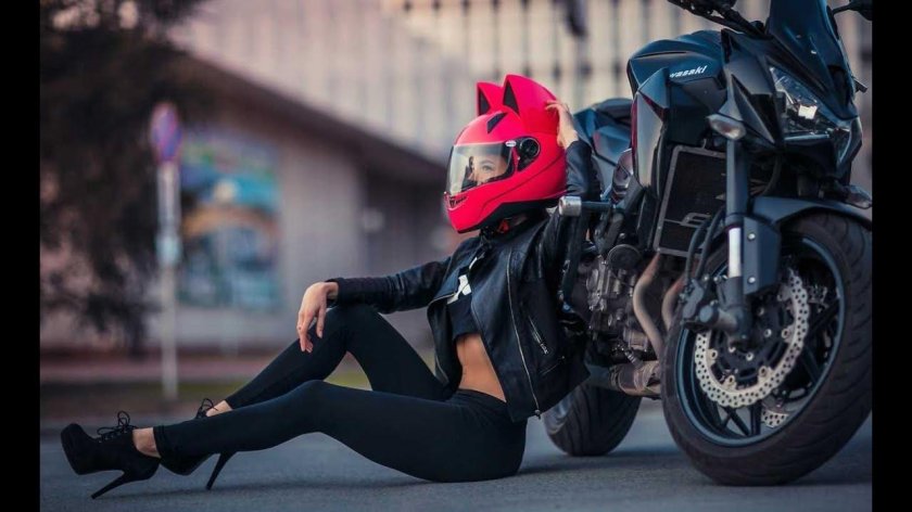 Эмма мотоциклистка