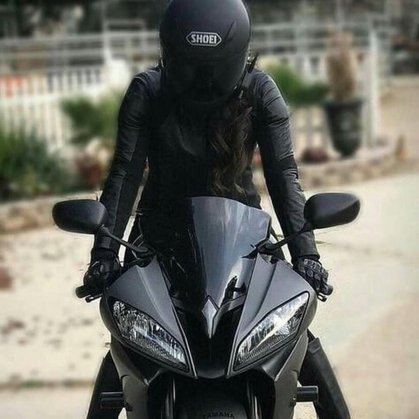 Девушка в шлеме