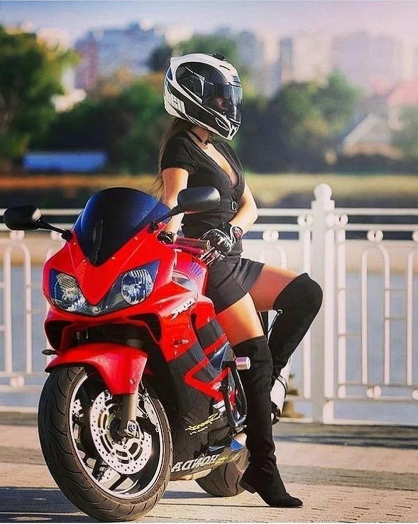 Девушка на мотоцикле