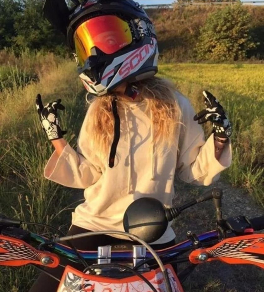 Девушка в кроссовом шлеме