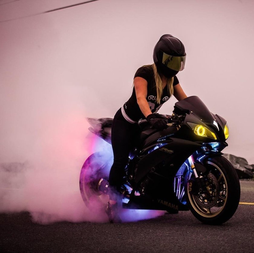 Девушка на мотоцикле