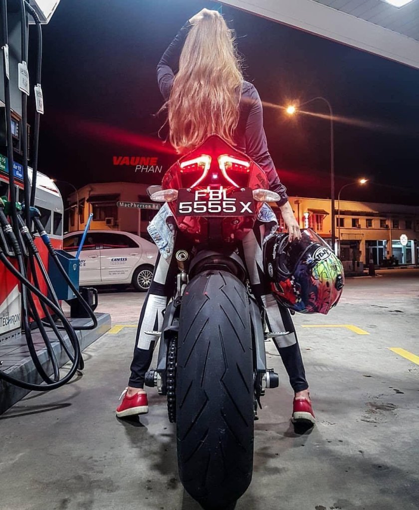 Блондинка на мотоцикле