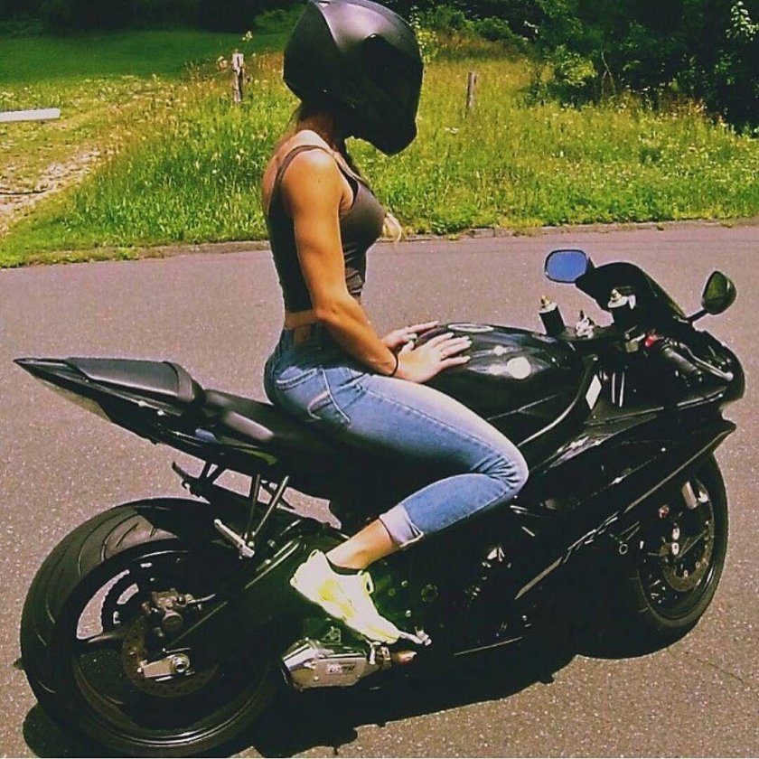 Девушка на мотоцикле