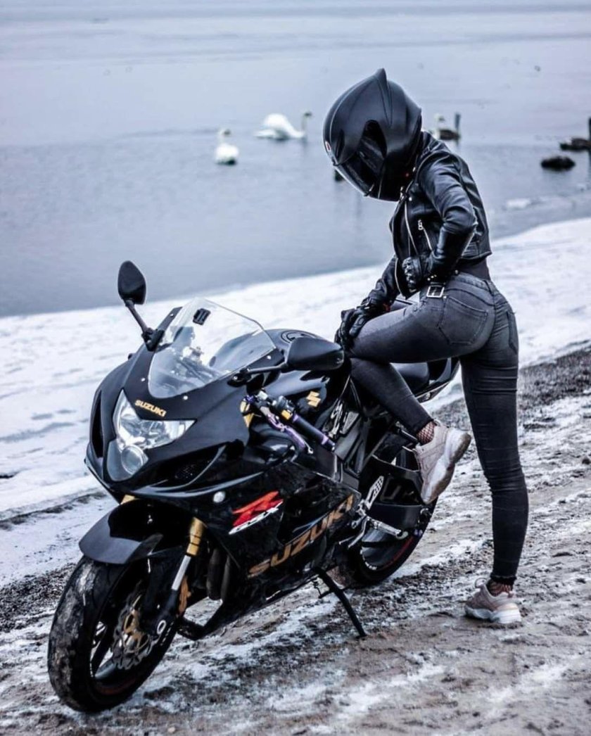 Девушка на мотоцикле в шлеме