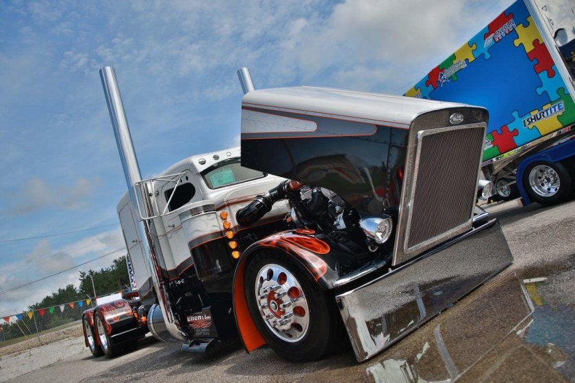 Капот Peterbilt 379