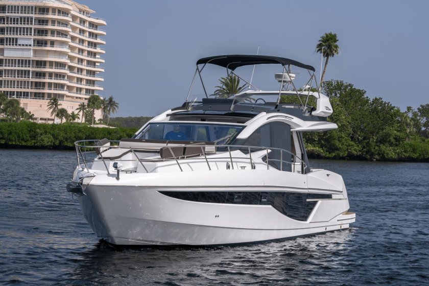 Galeon 400 fly