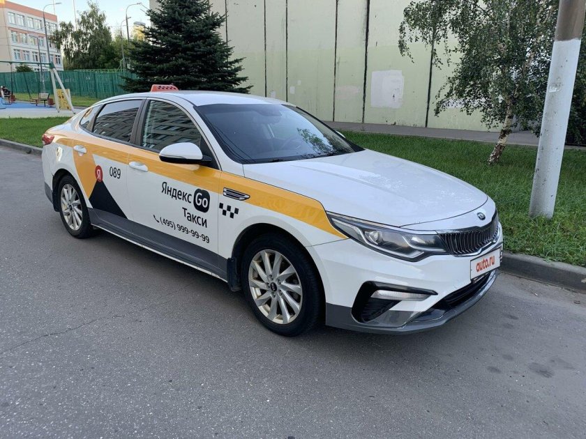 Белая киа оптима