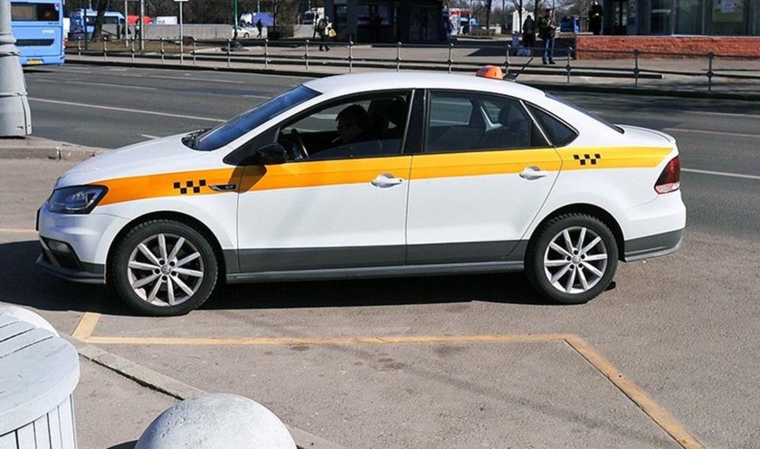 Таксист в машине