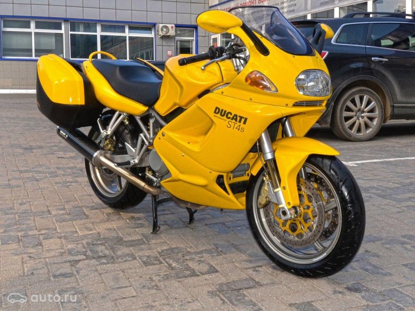 Жёлтый мотоцикл спортивный