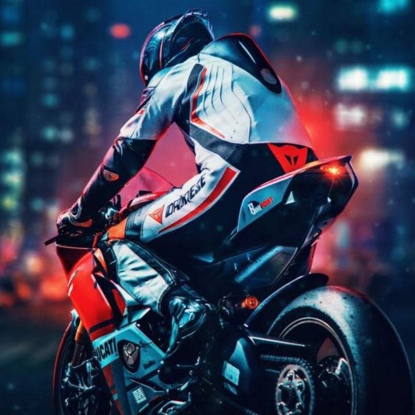 Мотоциклист в шлеме