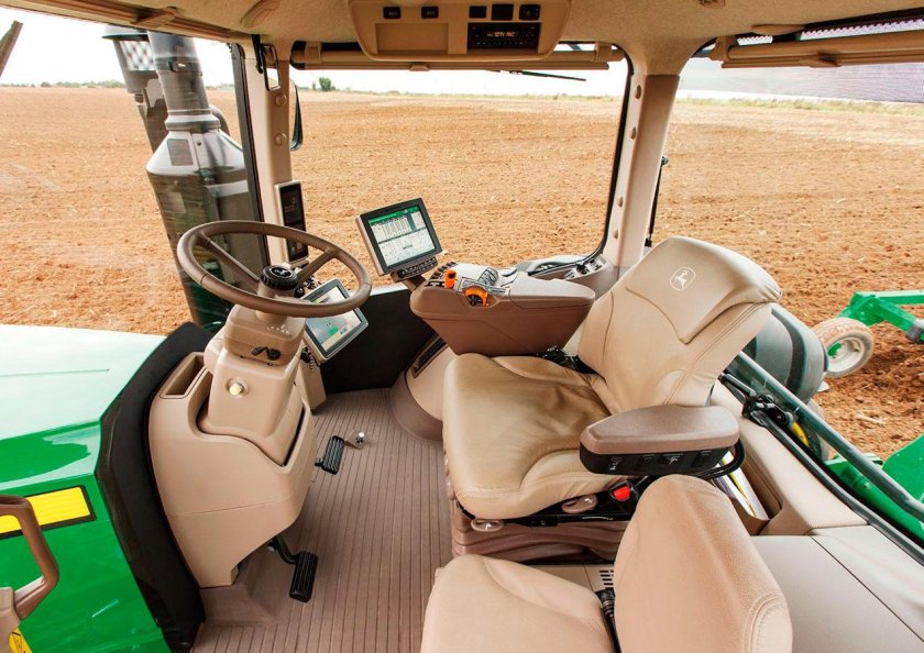 Салон комбайна Джон Дир