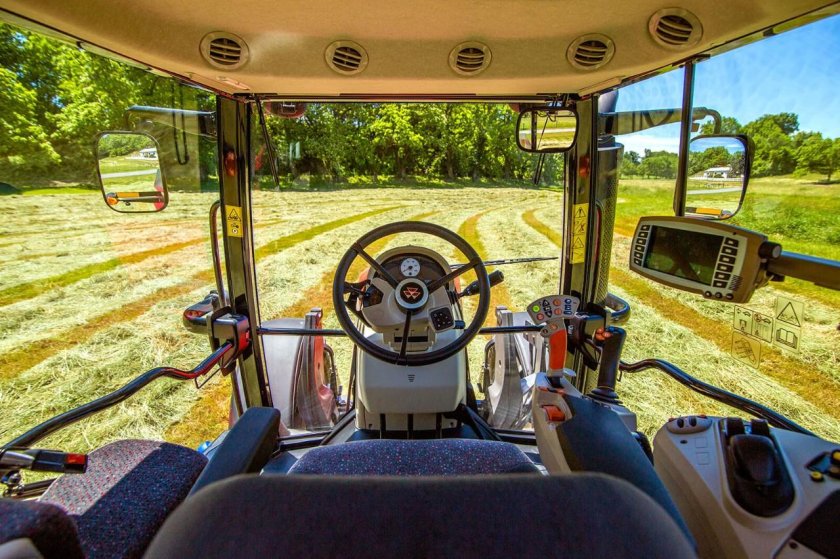 Massey Ferguson 8737 кабина