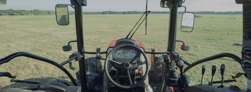 Трактор кабина