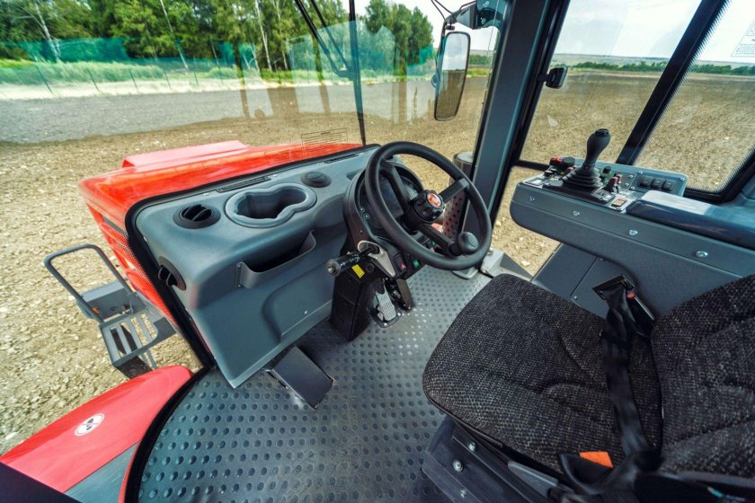 Кировец 525 кабина