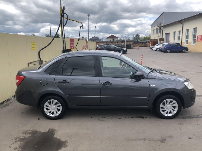 Лада Гранта лифтбек 2023 мокрый асфальт