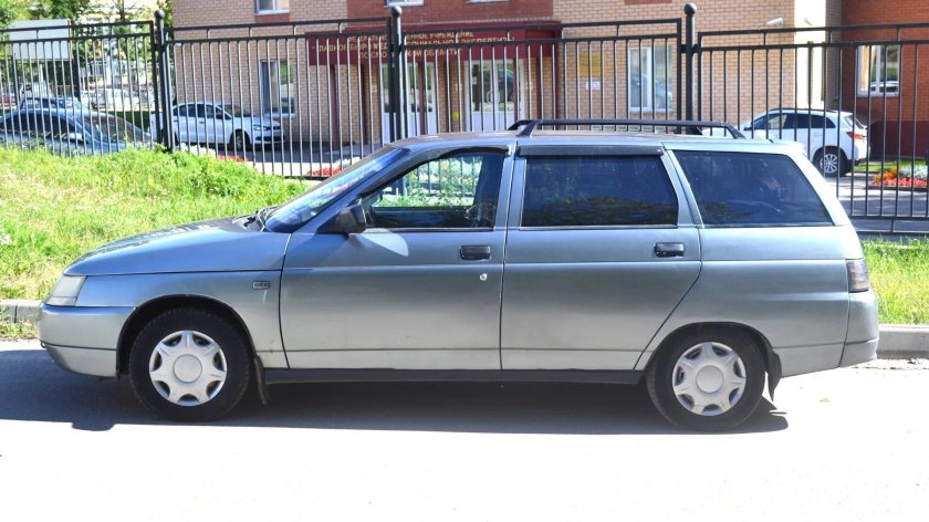 ВАЗ 2111 сбоку