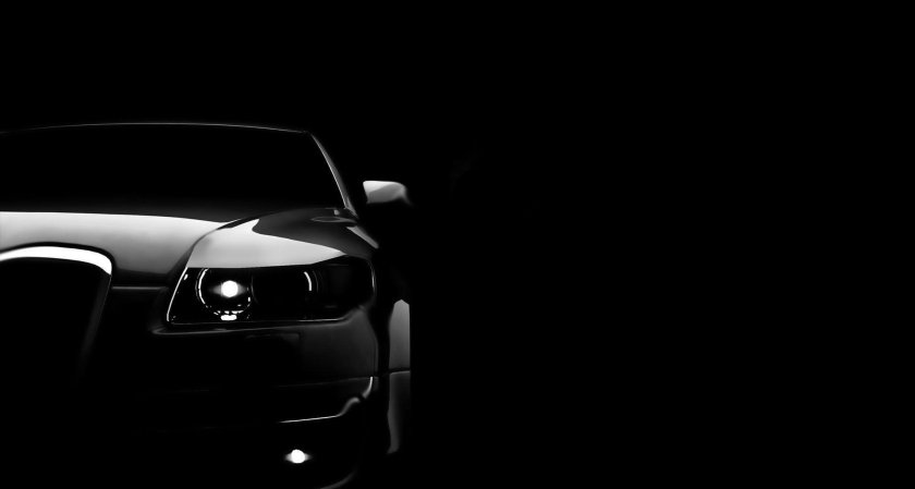 Машина на черном фоне