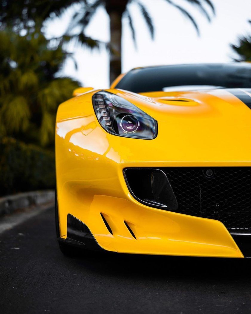 Желтая спортивная машина