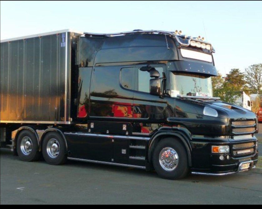 Капотная Скания тягач