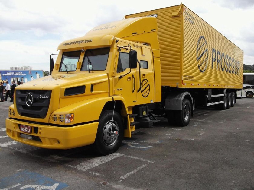 Капотный грузовик Мерседес