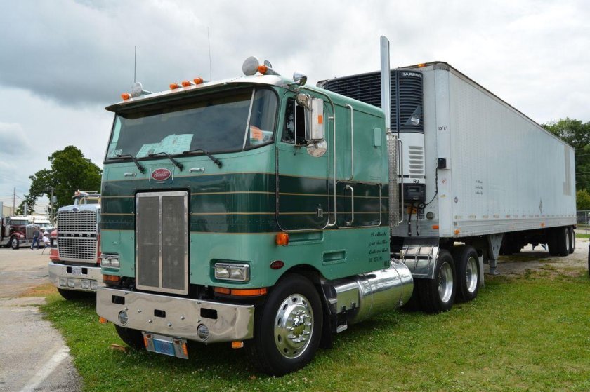 Грузовики Петербилт 362