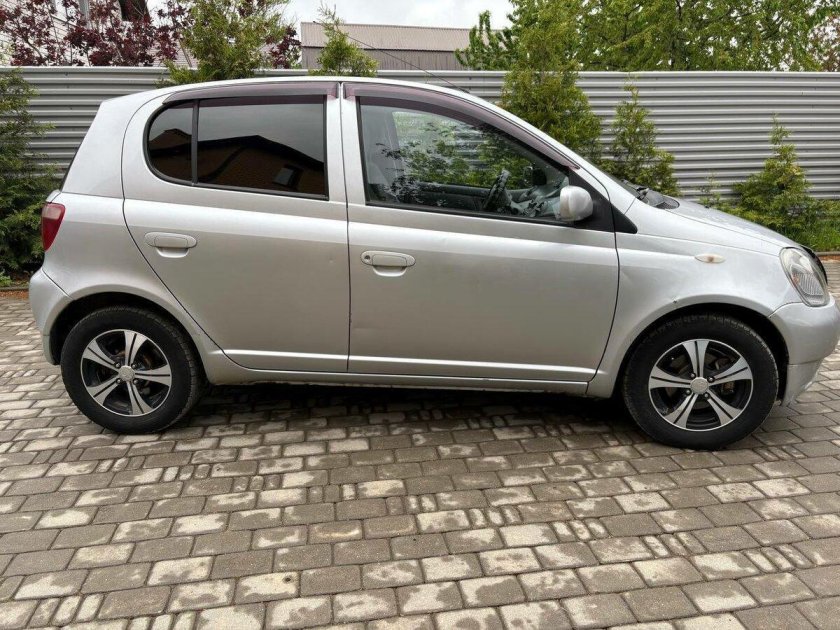 Тойота ярис 2001