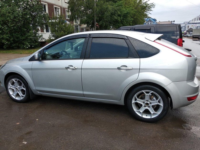 Ford Focus 2 хетчбэк серебристый