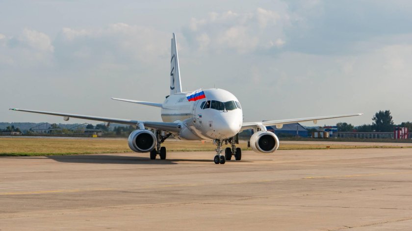 Самолет sukhoi superjet 100