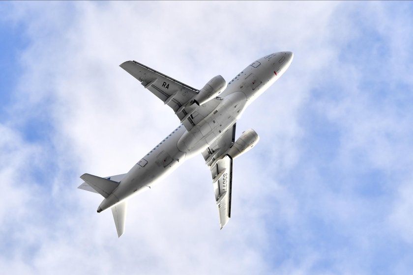 Самолет сухой суперджет 100