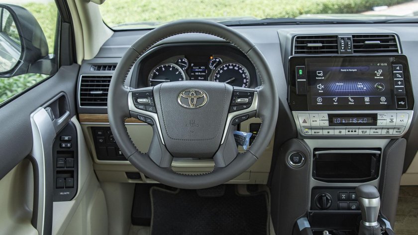 Тойота ленд Крузер Прадо 2022 салон