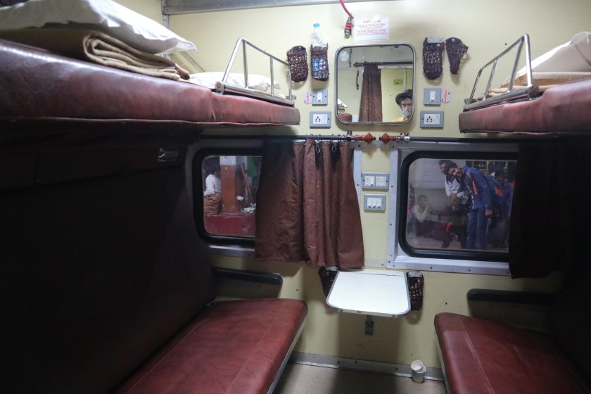 Поезд в Индии купе