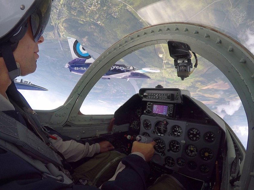 Летчик за штурвалом