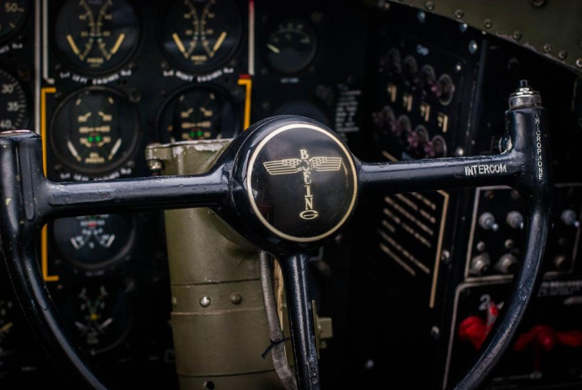 Самолет p-51 b кокпит