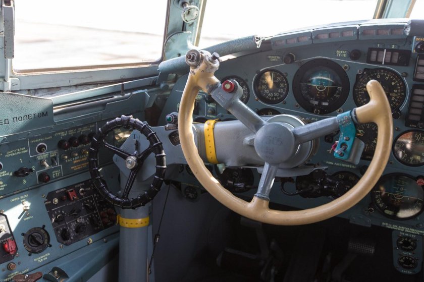 Ил 18 кабина