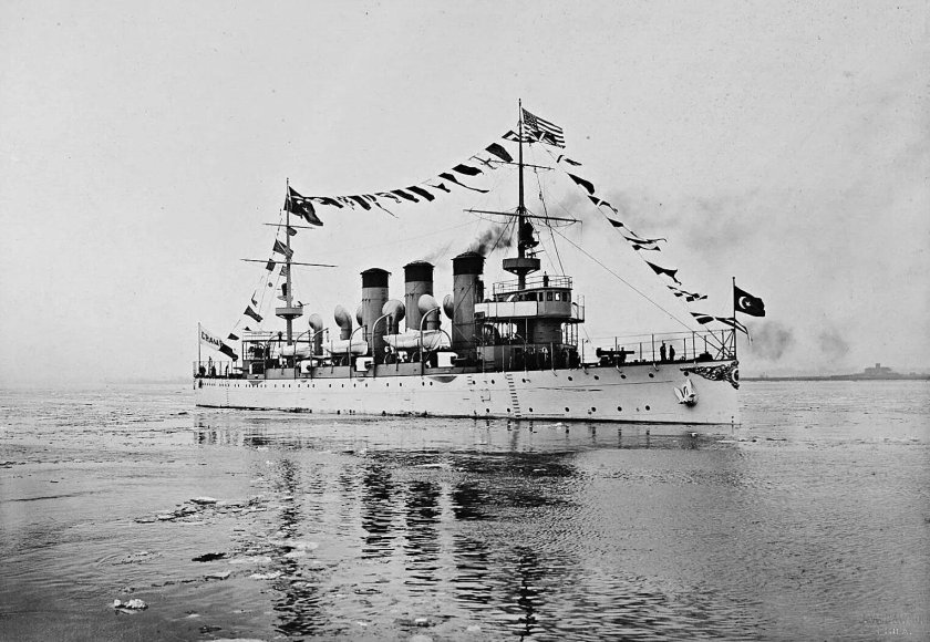 Олег бронепалубный крейсер