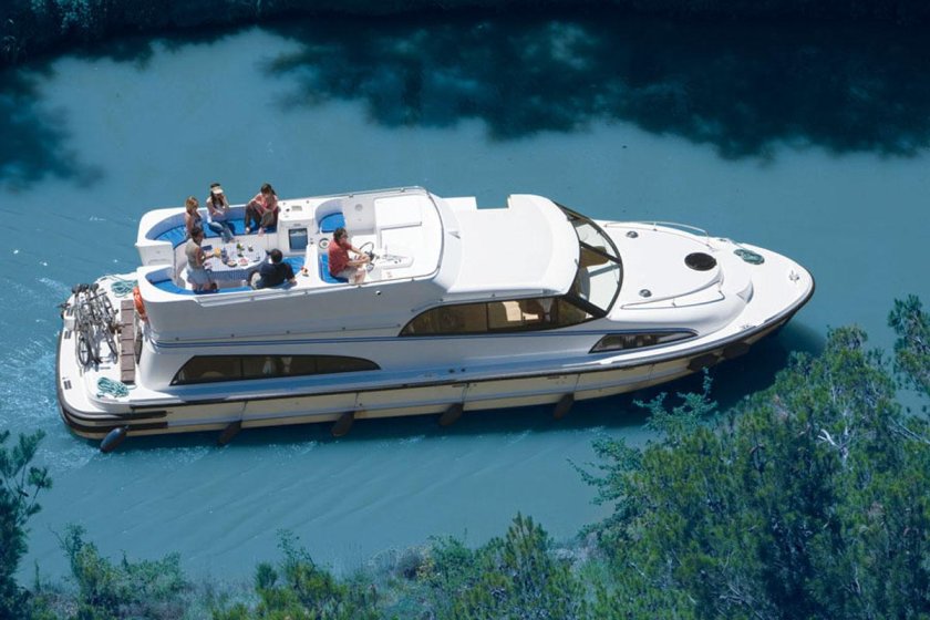 Туристический катер