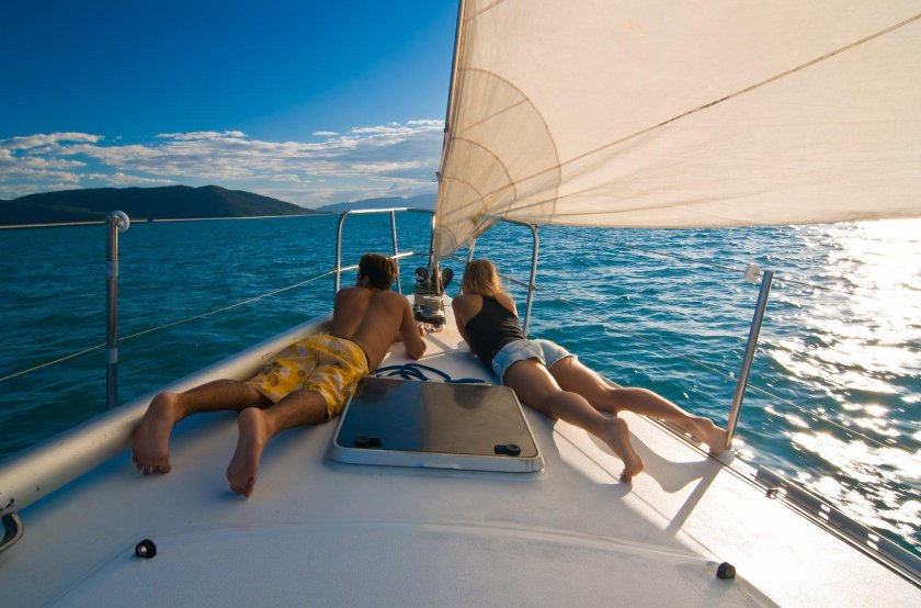 Парень с девушкой на яхте