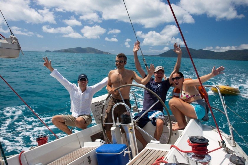 Люди на яхте