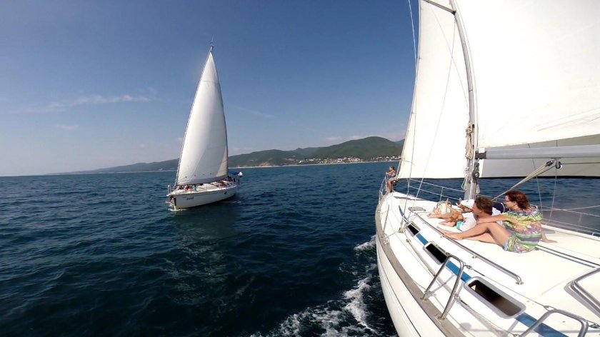 Морская прогулка на парусной яхте Сочи