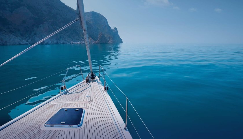 Яхта в море