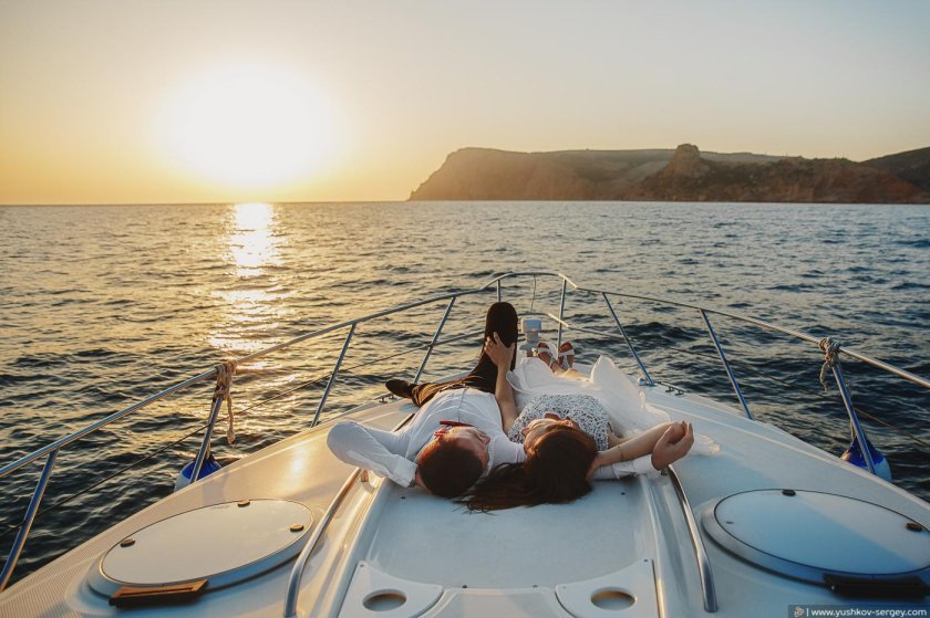 Влюбленные на яхте