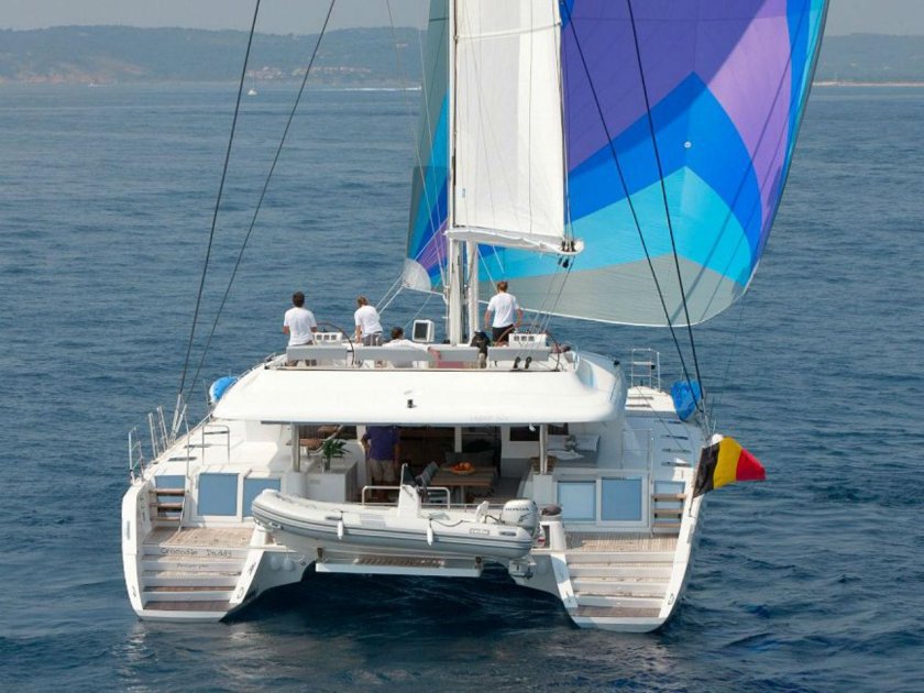 Парусная яхта катамаран