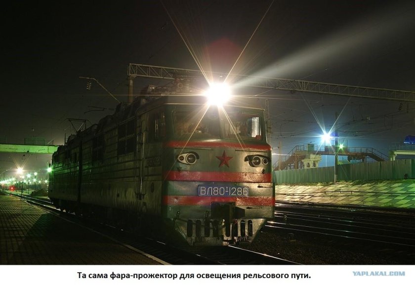 Вл-80 электровоз на станции ночью