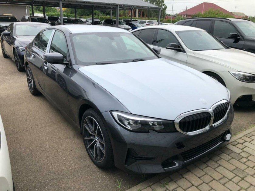 Серая БМВ 3 2021