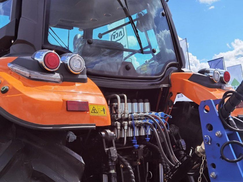 Фронтальный погрузчик RUNMAX 670 E