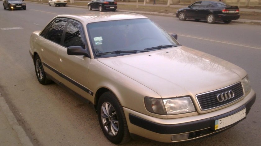 Ауди 100 золотистая