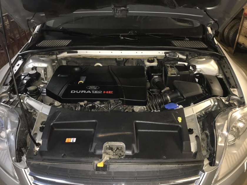 Моторный отсек Форд Мондео 4