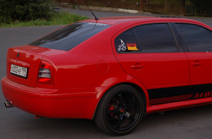 Красная Skoda Octavia a4