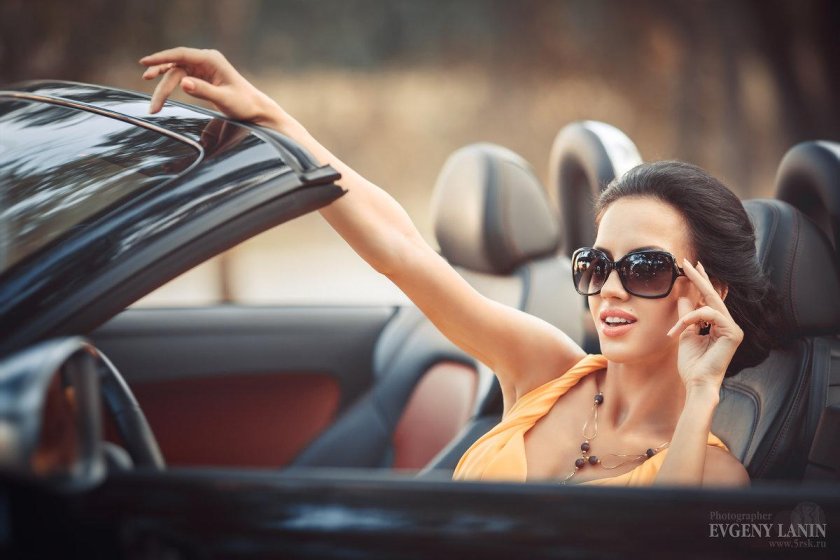 Девушка в кабриолете